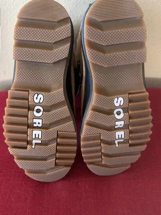 Sorel Beige Tan Winter Rain Boots with Black Soles - Picture 5 of 6